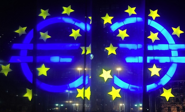 Die Euro-Skulptur von Otmar Hrl spiegelt sich in einer Scheibe.   | Foto: Daniel Reinhardt