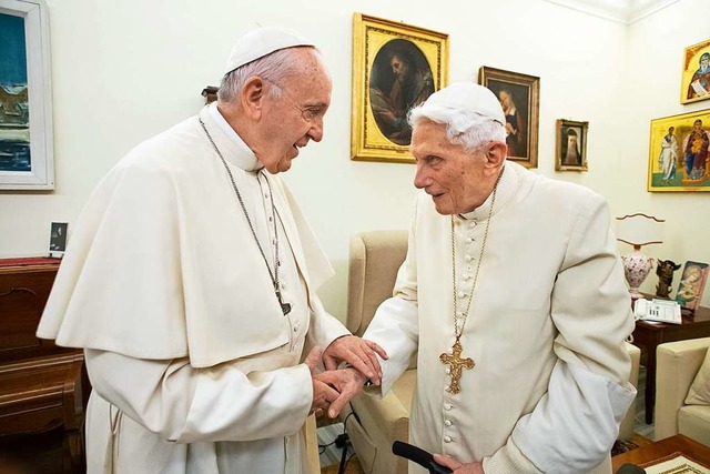 Papst Franziskus und Benedikt XVI.     | Foto: - (dpa)