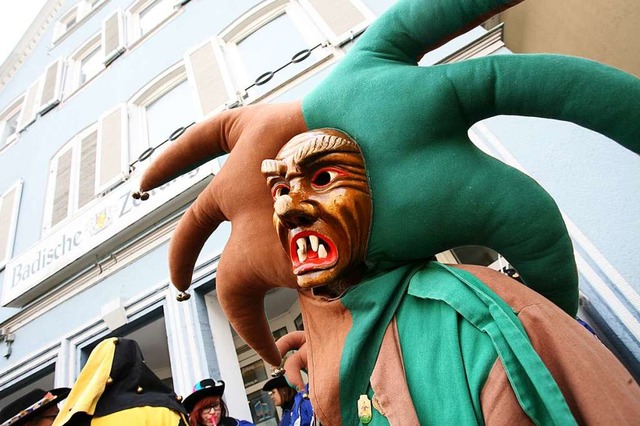 Der Grusilochzottli vor der Badischen Zeitung  | Foto: Bastian Henning