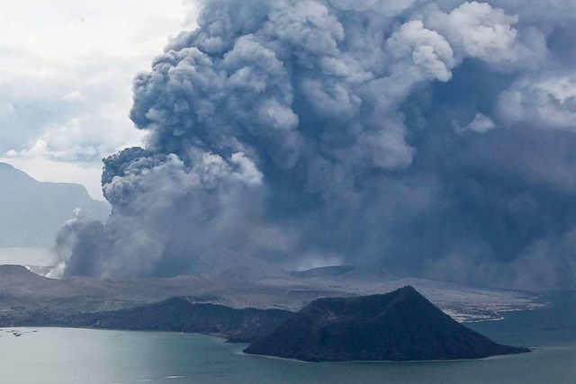 Um die 45.000 Menschen haben sich im U...s Vulkans Taal in Sicherheit gebracht.  | Foto: Rouelle Umali (dpa)