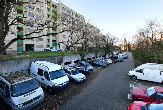 Auf dem Parkplatz vor dem Wohnblock an...Kennzeichen; zum Teil ziemlich kaputt.  | Foto: Michael Bamberger