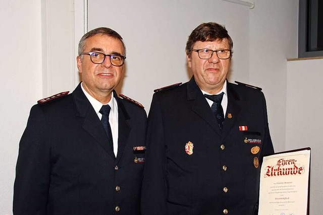 Gustav Sexauer (rechts) wurde zum neue... gratulierte Kommandant Horst Hfflin.  | Foto: Mario Schneberg