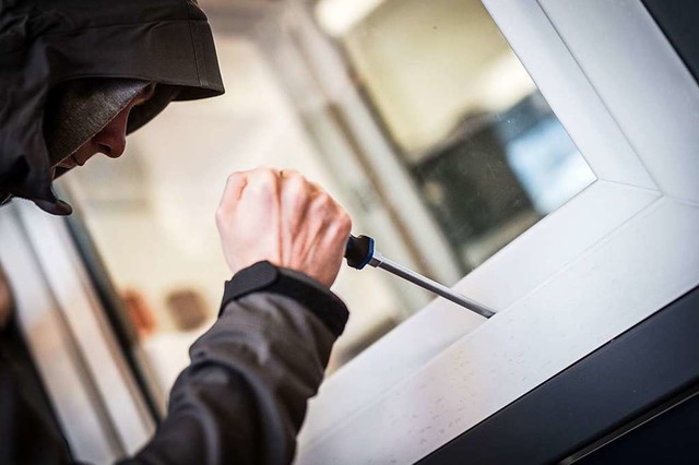 Wohnungseinbrche sind leider recht h...Tter auf frischer Tat ertappt werden.  | Foto: Frank Rumpenhorst (dpa)