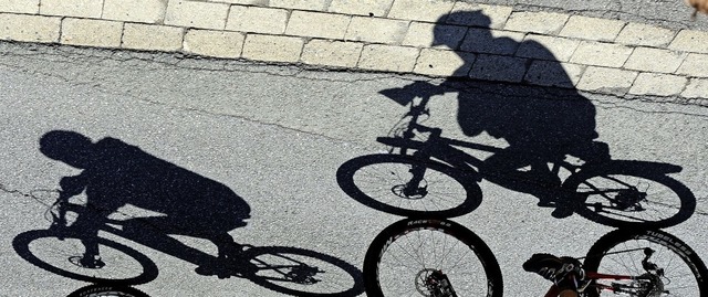 Wer statt dem Auto fter das Fahrrad n... Ladestationen fr E-Bikes angewiesen.  | Foto: dpa