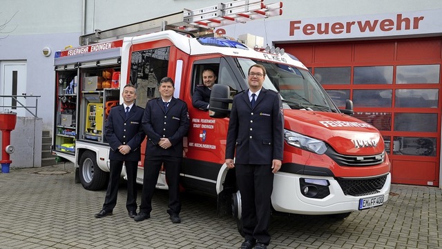 Das neue Einsatzfahrzeug der Abteilung...tt und Frank Schwiderski (von rechts).  | Foto: Roland Vitt