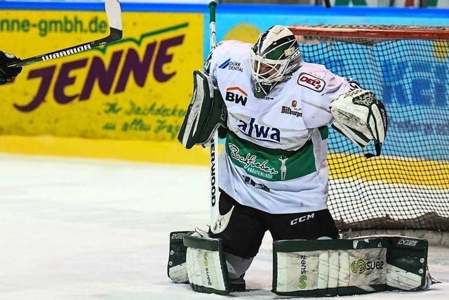 Wild Wings-Torwart Sharipov steht fr den EHC in Landshut im Tor