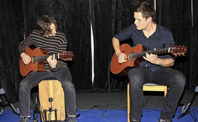 Ein begeisterndes Konzert gab das Gita...  Fricker (links) und Thomas Schmeer.   | Foto: Hans-Peter Schmid