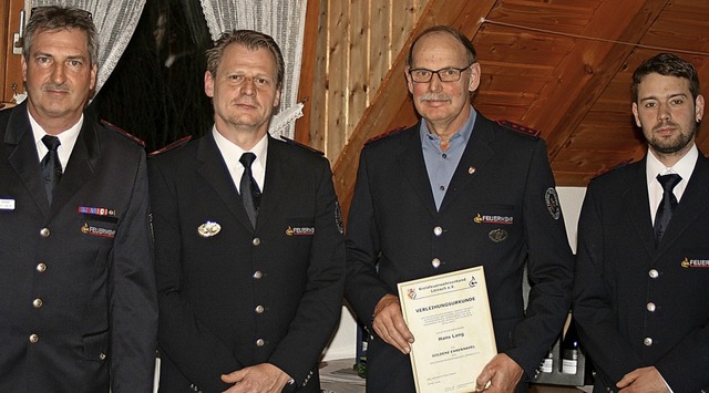 Fr 40 Jahre im Dienst wurde Hans Lang...ndant Lars Littin (von links) geehrt.   | Foto: Ines Bode