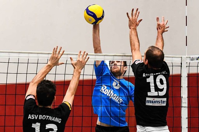 Mehr als ein Zuspieler: Marc Zimmerman... hier gegen den Block des ASV Botnang.  | Foto: Patrick Seeger