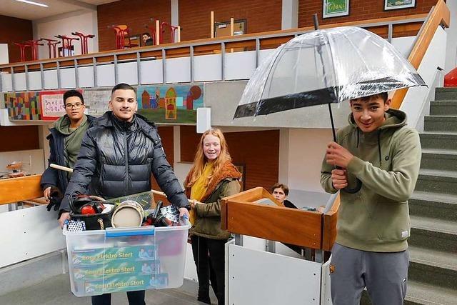 Die Schler packen fleiig beim Umzug ihrer Schule in Weil am Rhein mit an