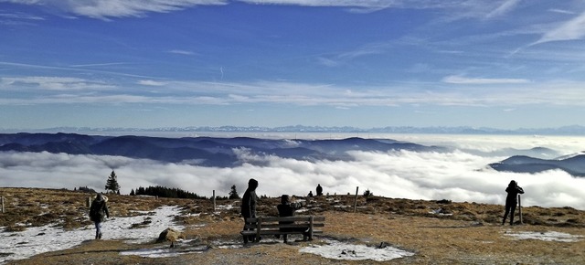 &#8222;ber den Wolken muss die Freihe... und lockt  auch ohne Schnee viele an.  | Foto: Michael Baas