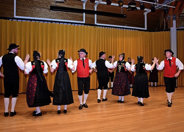 Ein fester Bestandteil im kulturellen ...er Erwachsenentanzgruppe im Kursaal.    | Foto: Stefan Pichler