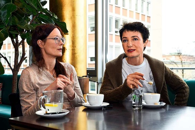 Anja Schweizer (links) und Elisabeth K...eim Gesprch im Freiburger Theatercaf  | Foto: Thomas Kunz