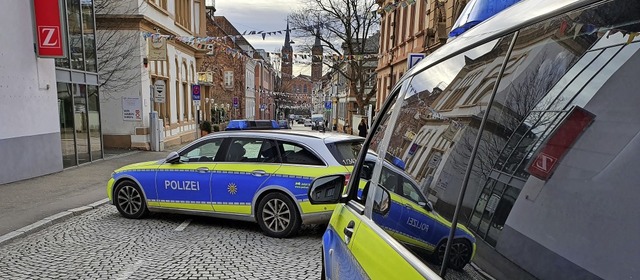 An beiden Enden der Schillerstrae blo...agmittag Polizeiautos die Durchfahrt.   | Foto: Karl Kovacs