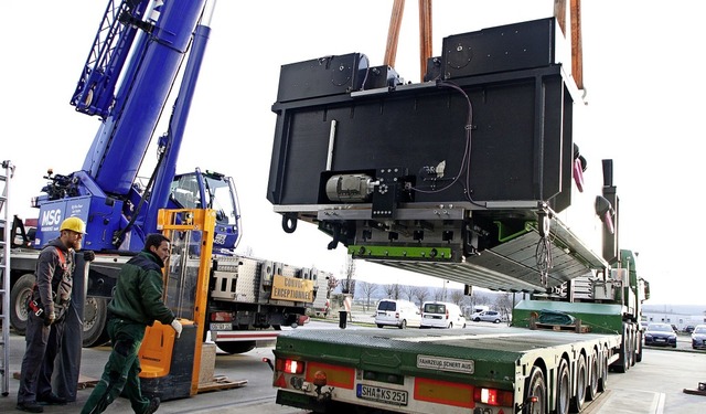 Die Teilerichtmaschine wird fr den Transport verladen.   | Foto: Heidi Fel