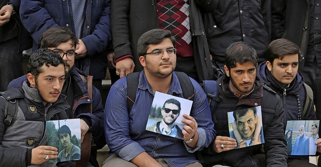 Iranische Studenten erinnern an die Opfer des Absturzes.  | Foto: ATTA KENARE (AFP)