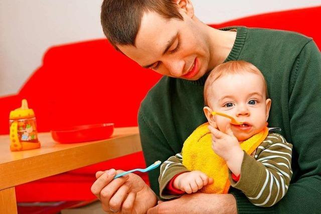 Die ersten Schweizer Väter gehen 18 Wochen bei vollem Gehalt in Elternzeit