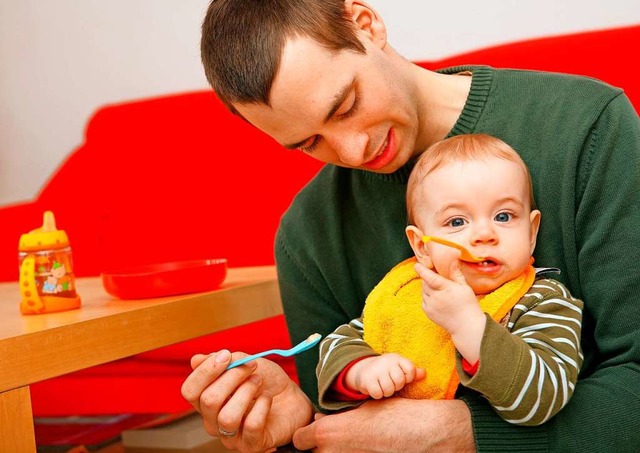 Die Rolle des Vaters wandelt sich: Vie... mehr Zeit mit den Kindern verbringen.  | Foto: Uwe Anspach