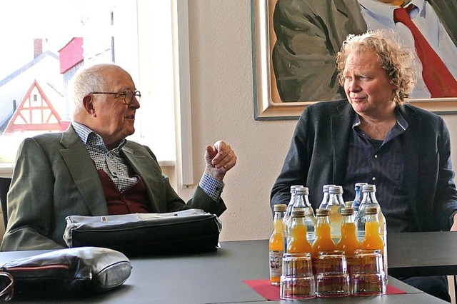 Der Jury-Vorsitzende Professor Klaus G...uerkennung an Peter Bosshart (rechts).  | Foto: Ralf Burgmaier