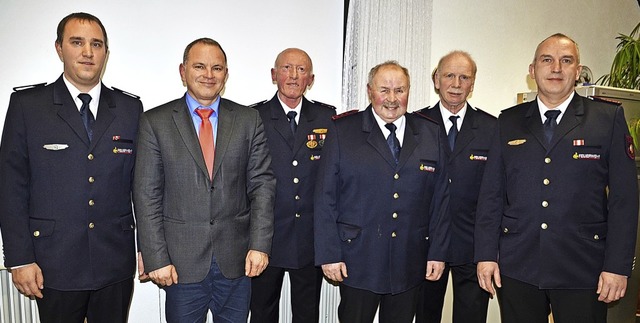 Langjhrige Mitglieder wurden bei der Feuerwehr Jechtingen geehrt.   | Foto: Roland Vitt