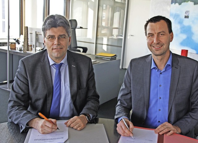 Landrat  Kistler (links) und Holger Ka... Landkreises fr das geplante Hospiz.   | Foto: Landratsamt