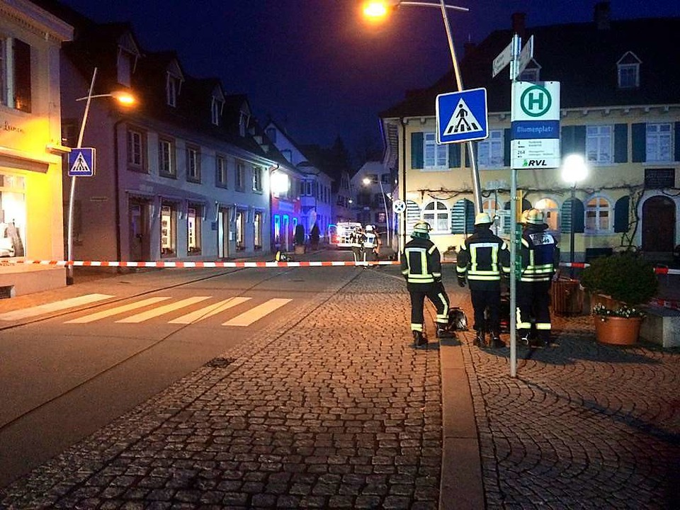 Wegen einer beriechenden Flssigkeit ...atz, die Hauptstrae wurde abgesperrt.  | Foto: Lenke