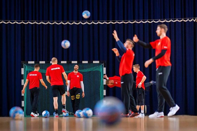 Die deutschen Handballer beim Training... der EM-Hauptrunde gegen Weirussland.  | Foto: Sascha Klahn (dpa)