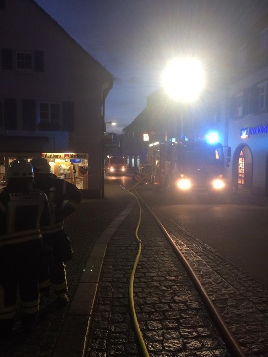 Wegen einer beriechenden Flssigkeit ...atz, die Hauptstrae wurde abgesperrt.  | Foto: Lenke