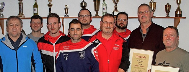 Vorstandsriege mit Trainer und Geehrte...Grauer und Uwe Gretzschel (von links).  | Foto: Reinhard Cremer