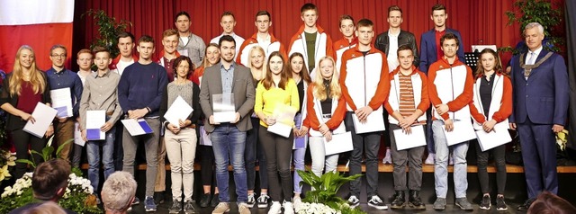 Brgermeister Oliver Rein (rechts) beg...portler der Stadt zu ihren Leistungen.  | Foto: Gerold Zink