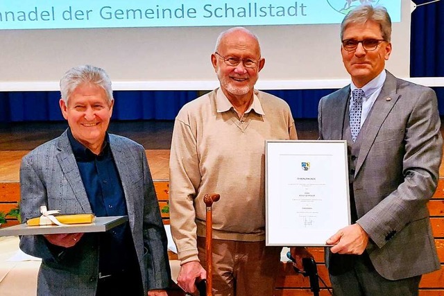Brgermeister Jrg Czybulka verleiht d...e Ehrennadel der Gemeinde Schallstadt.  | Foto: Julius Wilhelm Steckmeister