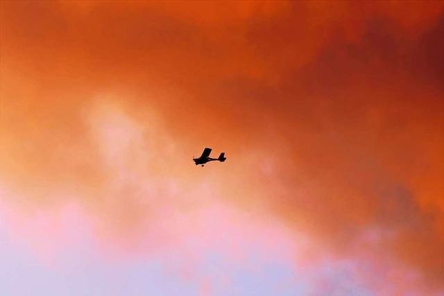 Flugzeug fliegt beim Lehener Bergle in den Sonnenuntergang