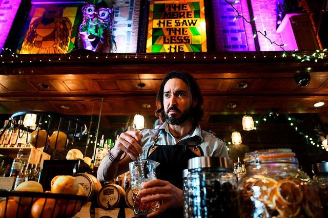 Ein Barkeeper bereitet in der Owl Bar in Baltimore einen Drink zu.   | Foto: ANDREW CABALLERO-REYNOLDS (AFP)