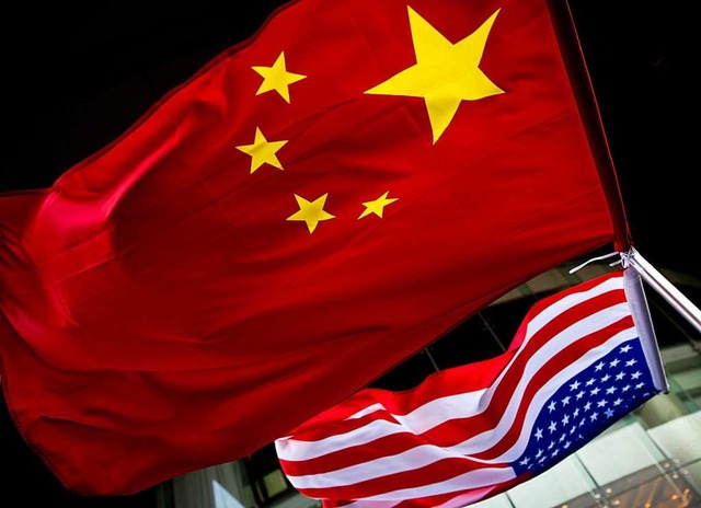 Die Flaggen Chinas und der USA  | Foto: Andy Wong (dpa)