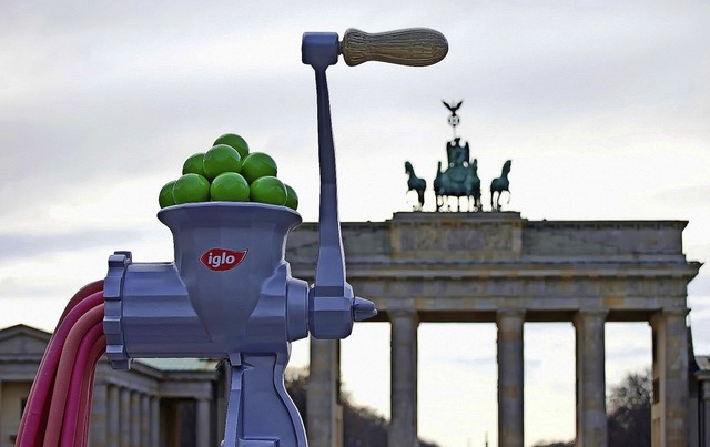 Werbung fr Fleischalternativen auf Erbsenbasis vor dem Brandenburger Tor  | Foto: iglo Deutschland (dpa)