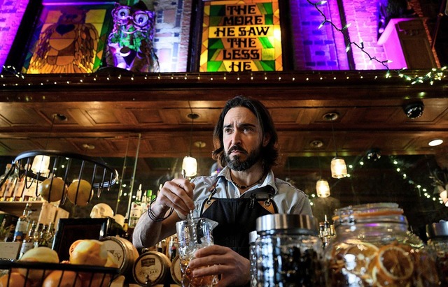 Ein Barkeeper bereitet in der Owl Bar in Baltimore einen Drink zu.   | Foto: ANDREW CABALLERO-REYNOLDS (AFP)