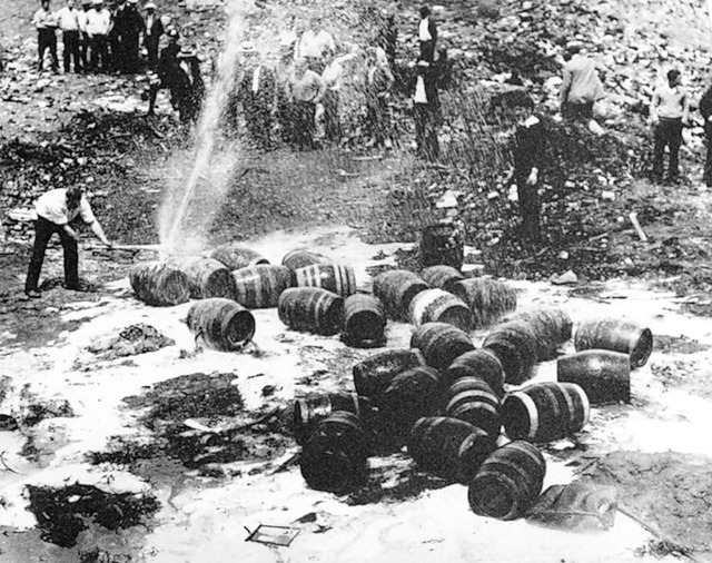 Bierfsser werden in der Prohibitionsz...llkippe in New York City zerstrt.     | Foto: Uncredited (dpa)