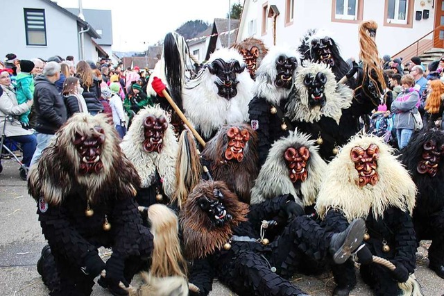 Die Bruckwald-Teufel beim Jubilumsfestumzug der Leimedyfel 2019 in Bleibach  | Foto: Karin Hei