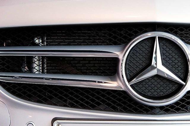 Autofahrer rammt geparkten Mercedes im Rieselfeld – und flchtet