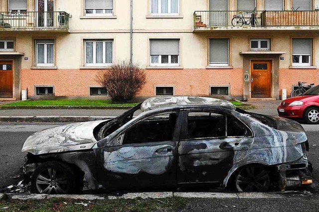 In der Silvesternacht  im Straburger Stadtteil Neuhof ausgebranntes Auto  | Foto: FREDERICK FLORIN (AFP)