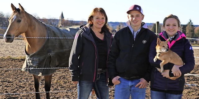 Laura Ketterer (links) ist stolz auf i...uch die Zukunft der Dusty Rose Ranch.   | Foto: Martha Weishaar
