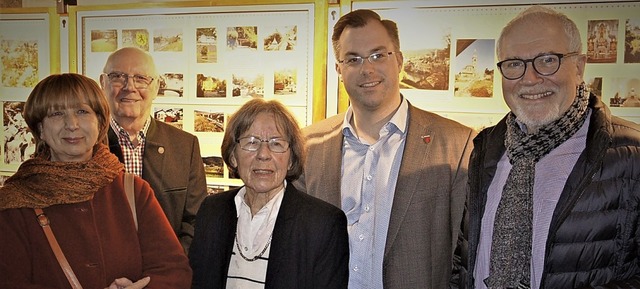 Bei der Vernissage bedankten sich  Reg... Stadtammann Rudi Lscher (von links).  | Foto: Reinhard Herbrig