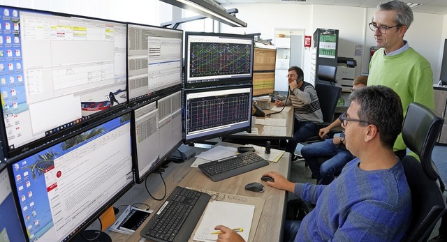 Dirk Andres , Verkehrsvertragsmanager ...en auf den Monitoren den Bahnbetrieb.   | Foto: Martin Wendel