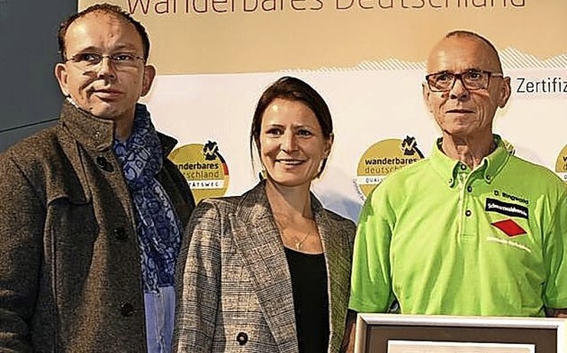 Markus Ohnemus, Astrid Hensle und Diet...T  die Ernennungsurkunde in Empfang.    | Foto: Stadt Ettenheim