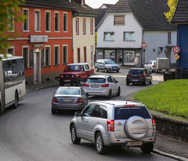 Dichter Verkehr im Ortskern Kippenheim belastet die Anwohner.   | Foto: Sandra Decoux-Kone