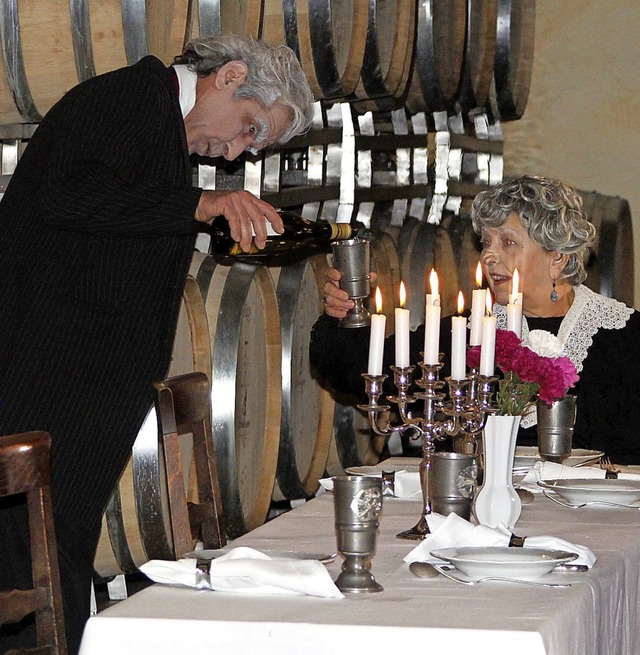 Diener Erwin fllt es zunehmend schwer...ulein Sophie den Wein einzuschenken.   | Foto: Herbert Trogus