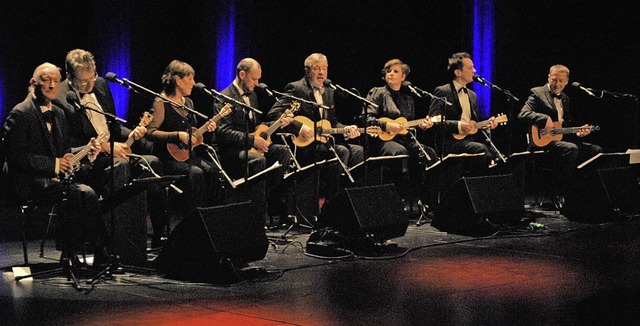 The Ukulele Orchestra of Great Britain...m Mittwoch im vollbesetzten  Burghof.   | Foto: Thomas Loisl Mink