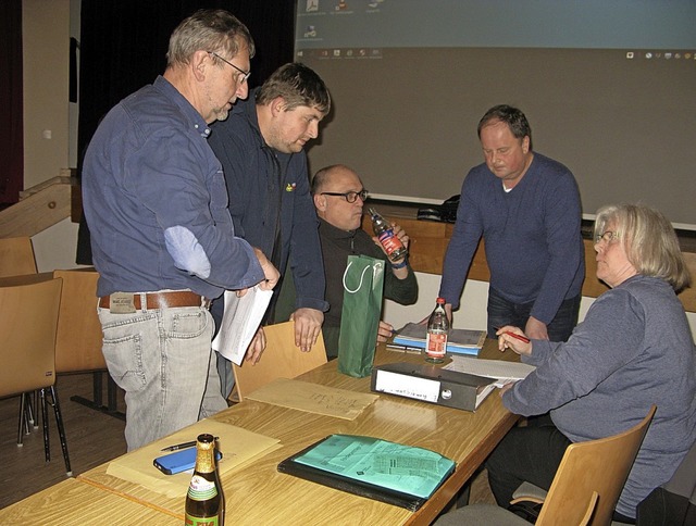 Georg Freidel (Mtte),  Revierleiter An... Vortrag von Interessierten umlagert.   | Foto: Ulrike Spiegelhalter