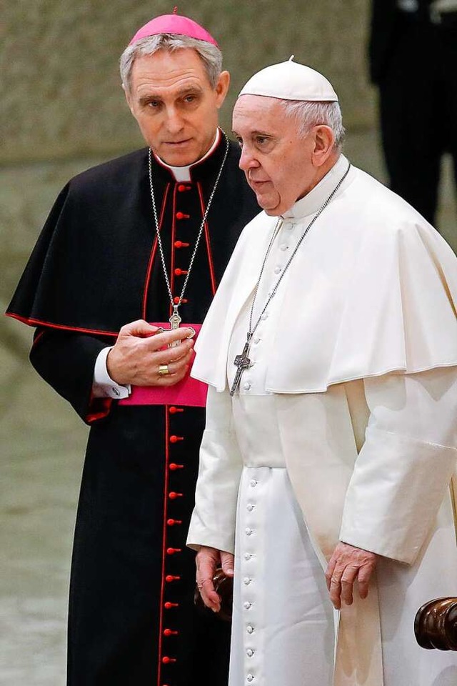Kurienerzbischof Georg Gnswein mit Papst Franziskus  | Foto: Alessandra Tarantino (dpa)
