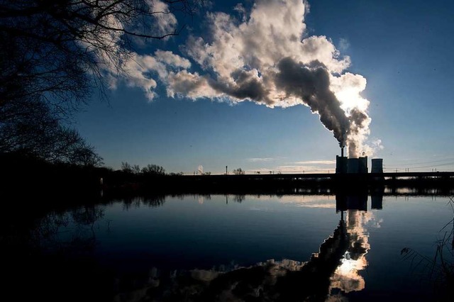 Deutschland soll bis sptestens 2038 r...ild das Braunkohlekraftwerk Schkopau).  | Foto: Hendrik Schmidt (dpa)